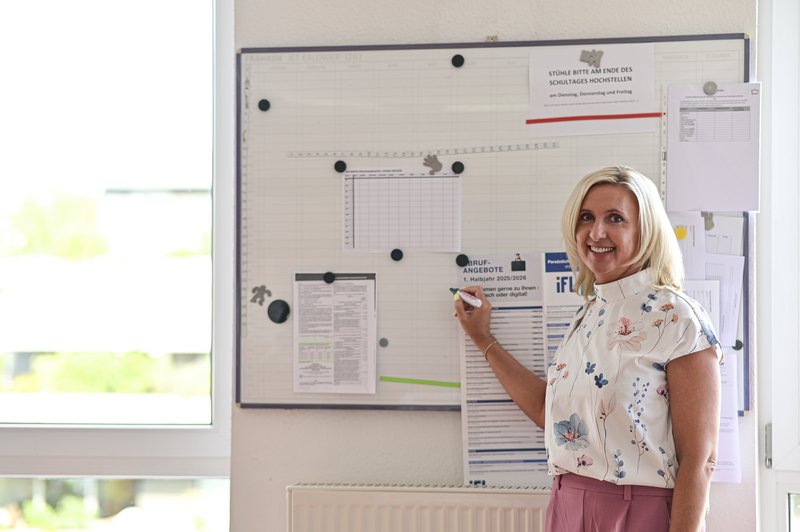 Lehrkraft erklärt etwas am Flipchart.