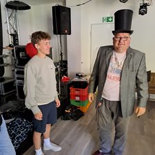 Zum Theater-Workshop gehörten auch Kostüme.