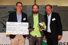 Ewald Brüggemann, sportlicher Leiter des DJK Franz Sales Haus, und sein Stellvertreter Tobias Papies freuen sich mit Martin Wonik vom Landessportbund (v.l.n.r.) über die Auszeichnung beim Wettbewerb „Behindertensportverein des Jahres“. Foto: Axel Kohring, Beautiful Sports