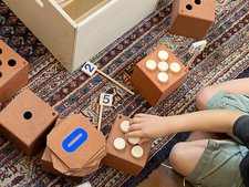 Hand mit Holzwürfel