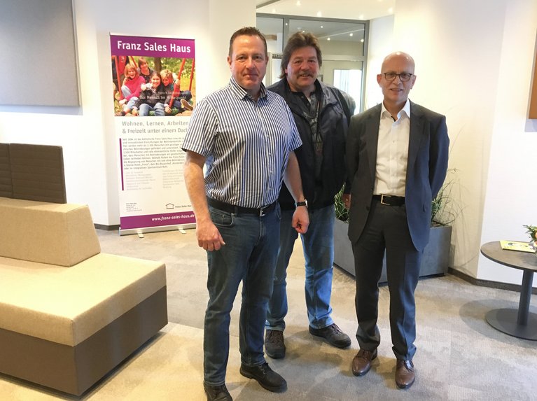 Weil die Westnetz-Mitarbeiter Arbeitsunfälle vermeiden konnten, spendete das Unternehmen Geld für soziale Projekte. Ralph Pissulla (l.) und Ulrich Kwittek (Mitte) aus der Abteilung Kombi-Außendienst überbrachten Direktor Vornholt die gute Nachricht.