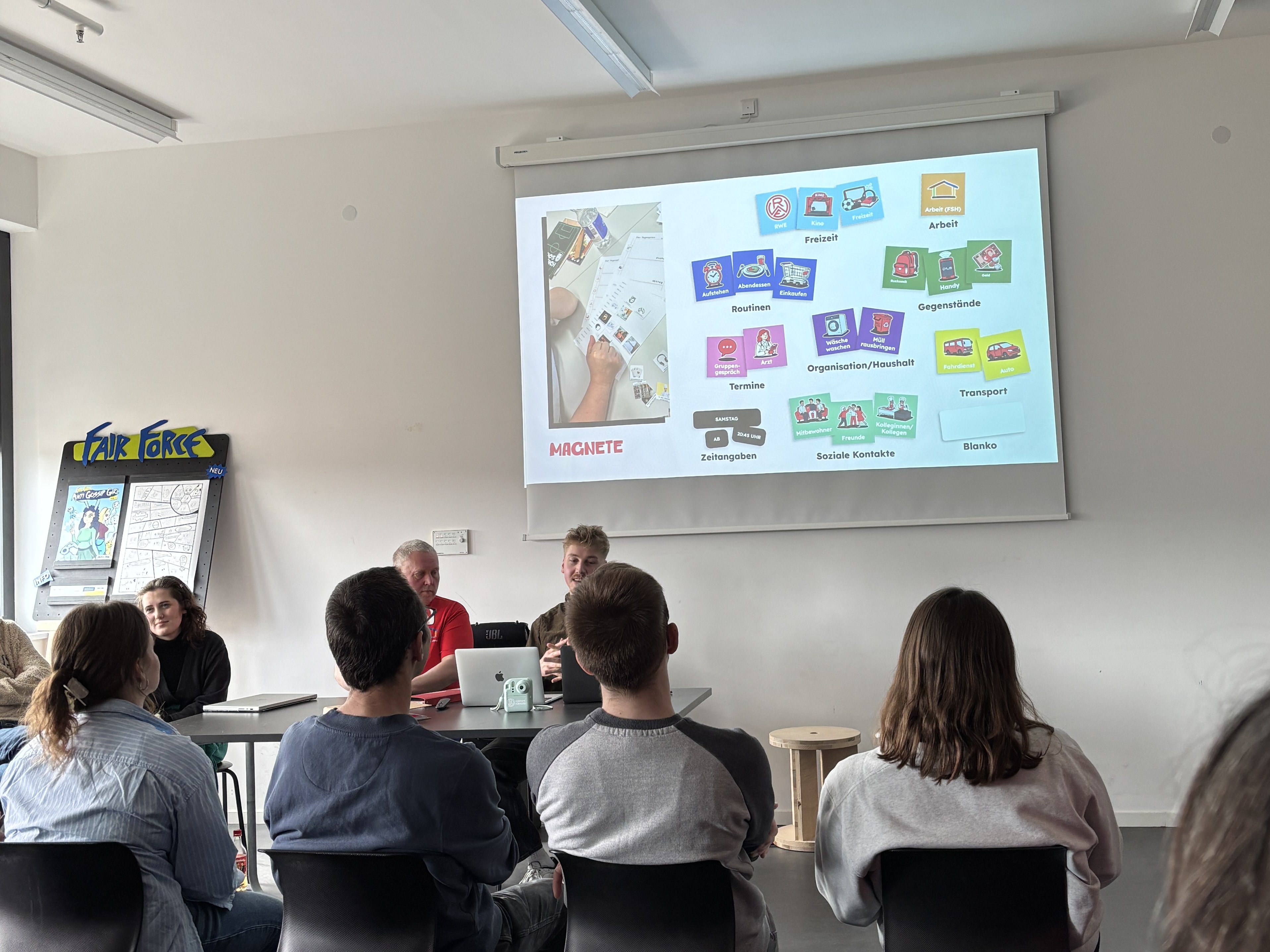 Blick aus dem Publikum auf Co-Designer Mario und Student Vincent, die ihr Projekt präsentieren