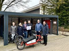 Zertifikatsübergabe am überdachten Fahrradparkplatz mit Ladestation
