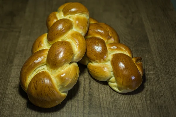 Zwei geflochtene Hefezöpfe