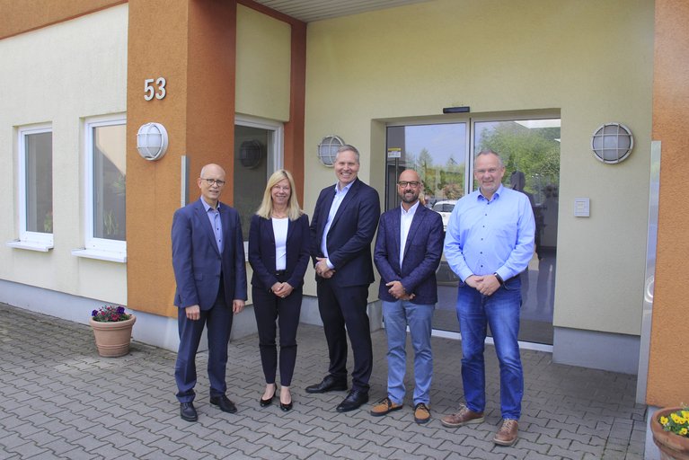 Andre Boschem, Geschäftsführer der EWG und Markus Pließnig, Leiter des Stadt- und Standortmarketings wurden von Direkter Hubert Vornholt und Dr. Ann-Katrin Glüsing, Geschäftsführerin der Franz Sales Werkstätten (links) und Betriebsleiter Hans-Jürgen Vocks (rechts) durch einen der sechs Werkstattstandorte geführt.