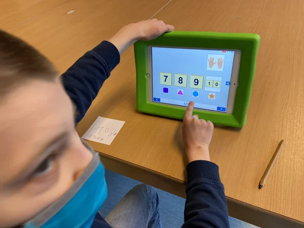 Rechenaufgaben mit UK auf einem Tablet lösen.