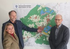 Baudezernent Siegfried Schweigmann (links) freut sich, dass die Stadt Haltern das Franz Sales Haus (rechts: Direktor Hubert Vornholt) und das Inklusionsunternehmen in service (links: Hoteldirektorin Karin Poppinga) für das Hotelprojekt gewinnen konnte.