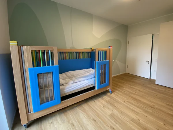 Kinderzimmer mit Kayserbett.
