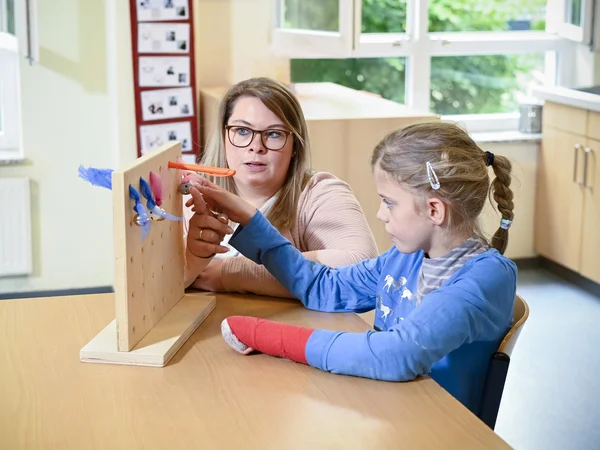 Integrationshelferin mit Schülerin