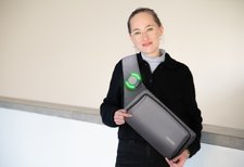 Die Designerin Anna Oestreich hat mit Beschäftigten die schlaue Tasche entwickelt.
 Foto: Anna Oestreich