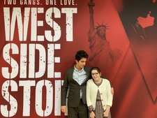 Edwin Mohammadi und Aliya freuen sich schon: Bald werden sie als Hauptdarsteller:in auf der Bühne stehen und das Musical aufführen.
