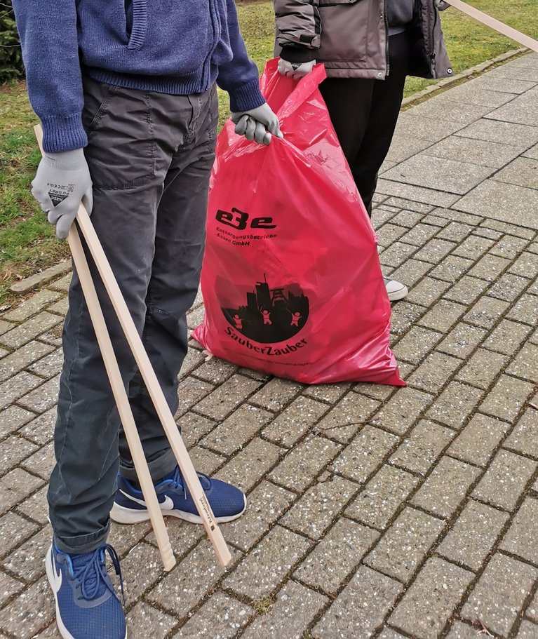 Mit SauberZauber-Säcken und Zangen wird die Umgebung vom Müll befreit.