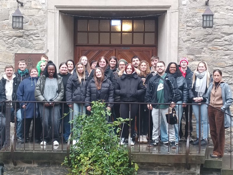 Die Klasse steht zum Gruppenbild vor einem Portal der Wewelsburg