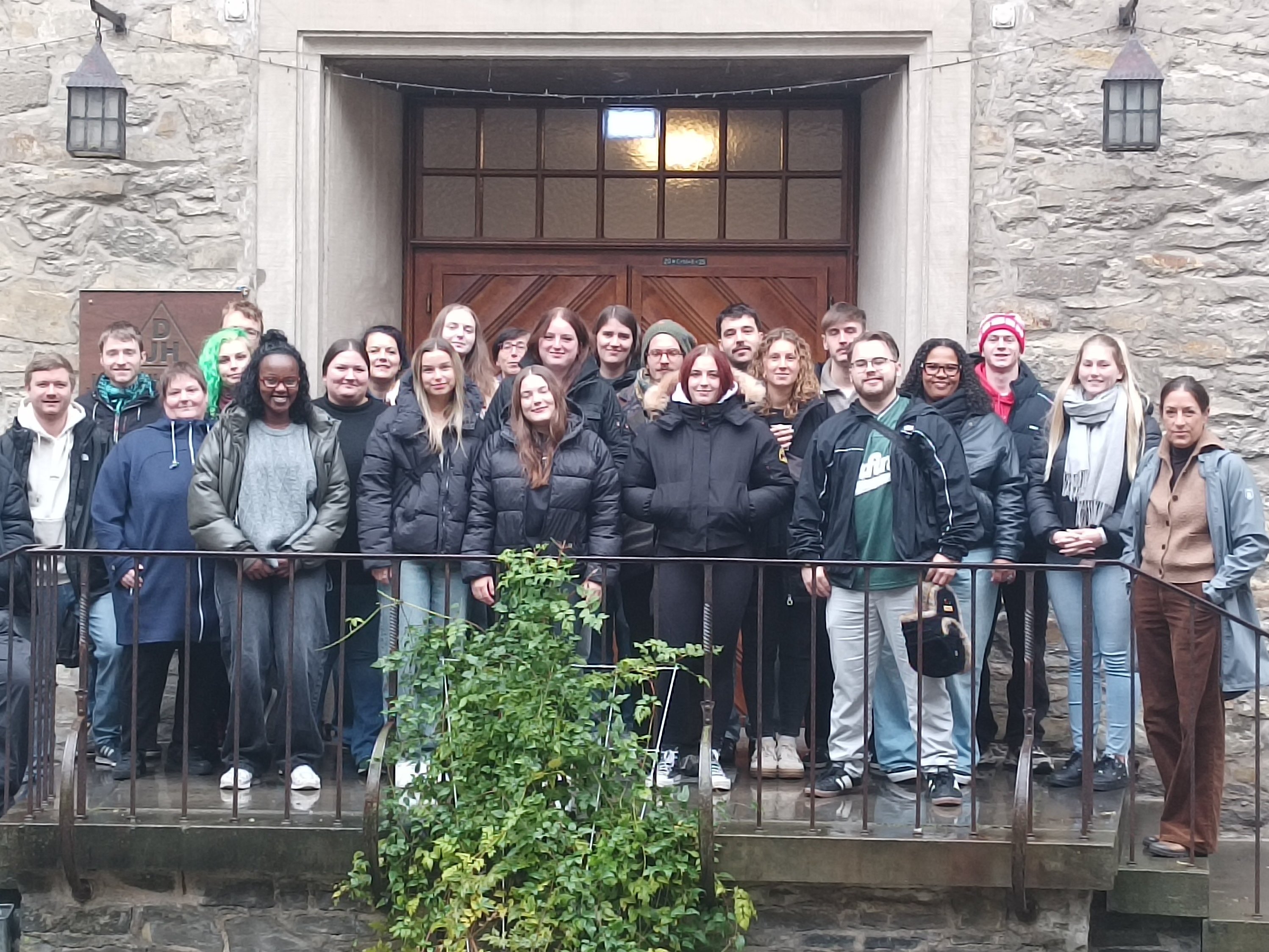 Die Klasse steht zum Gruppenbild vor einem Portal der Wewelsburg