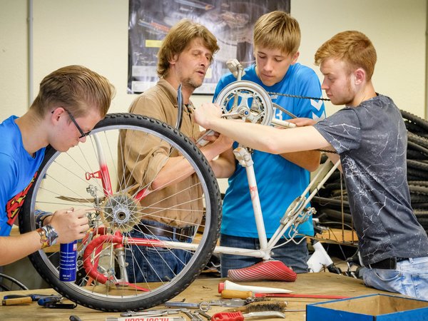 Lehrer und Teilnehmer der Fahrrad-AG der Franz Sales Förderschule