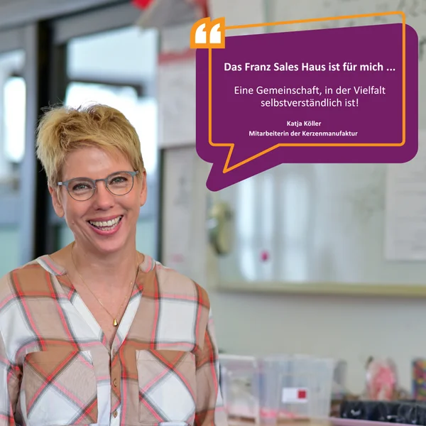 Fröhliche Mitarbeiterin der Kerzenmanufaktur