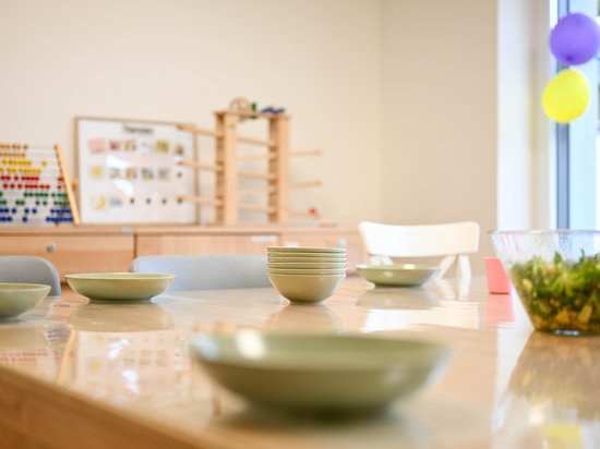 Ein schön eingedeckter Esstisch in der Auszeit Bochum