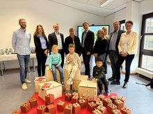 Gruppenbild mit Kita-Kindern und Gästen von Rotary, Franz Sales Werkstätten und Stadt bei der Übergabe der Mathekisten