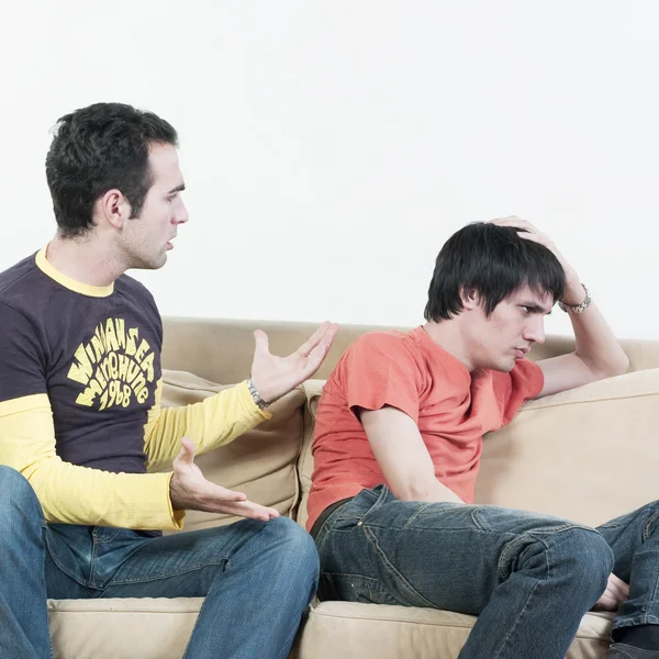 Jugendlicher fordert seinen Erzieher durch sein Verhalten heraus.