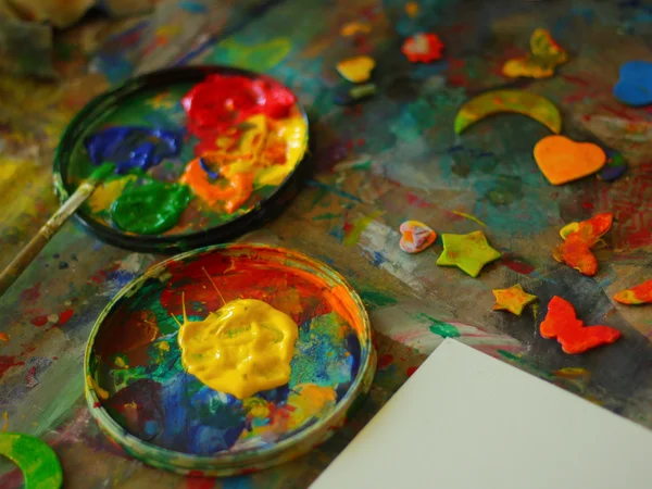 Bunte Malpalette mit Farben und Pinsel