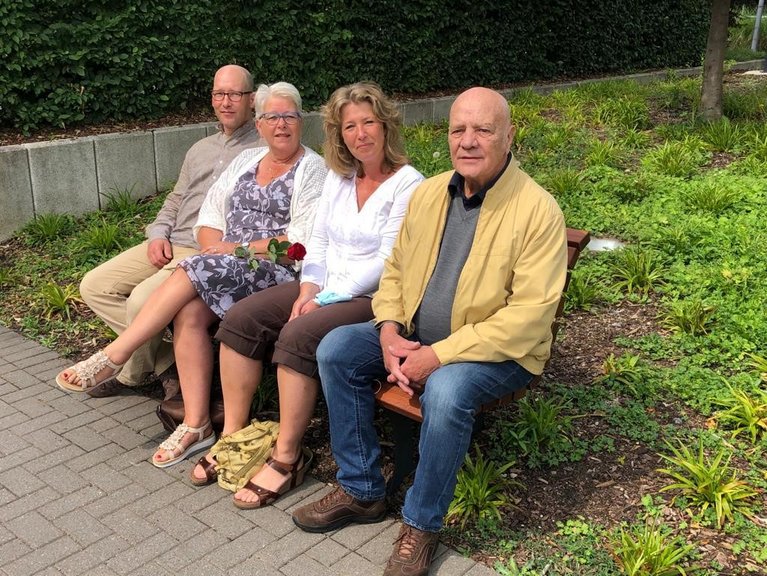 Die Familie um den Ehemann von Schwester Corry (rechts) hat die schöne Bank gestiftet.