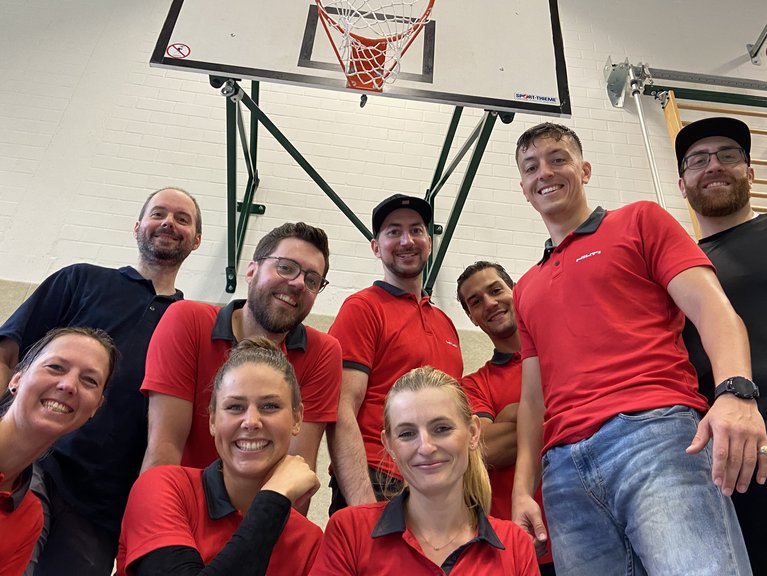 Nass und geschwitzt - aber trotzdem voller Power: Die Mitarbeitenden von HILTI unterstützten das Team der DJK im Sportzentrum Ruhr.