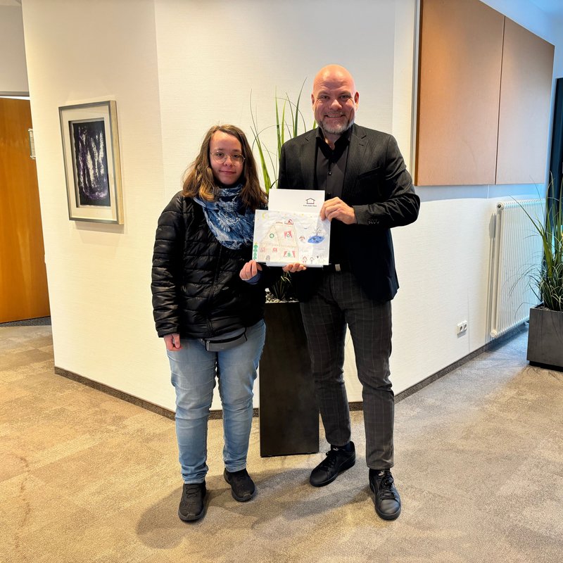 Holger Gierth präsentiert zusammen mit Lea-Sophie Reichelt das Motiv der Weihnachtskarte 2025