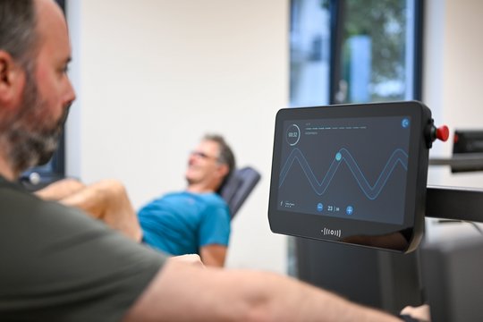 Mitarbeiter auf Fitnessgeräten