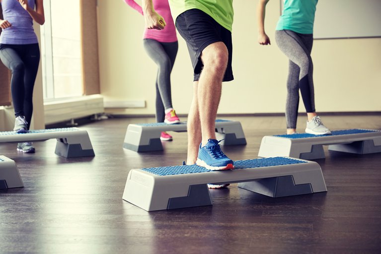 Bei Step Aerobic kommt der ganze Körper in Bewegung. Foto: Syda Productions - stock.adobe.com