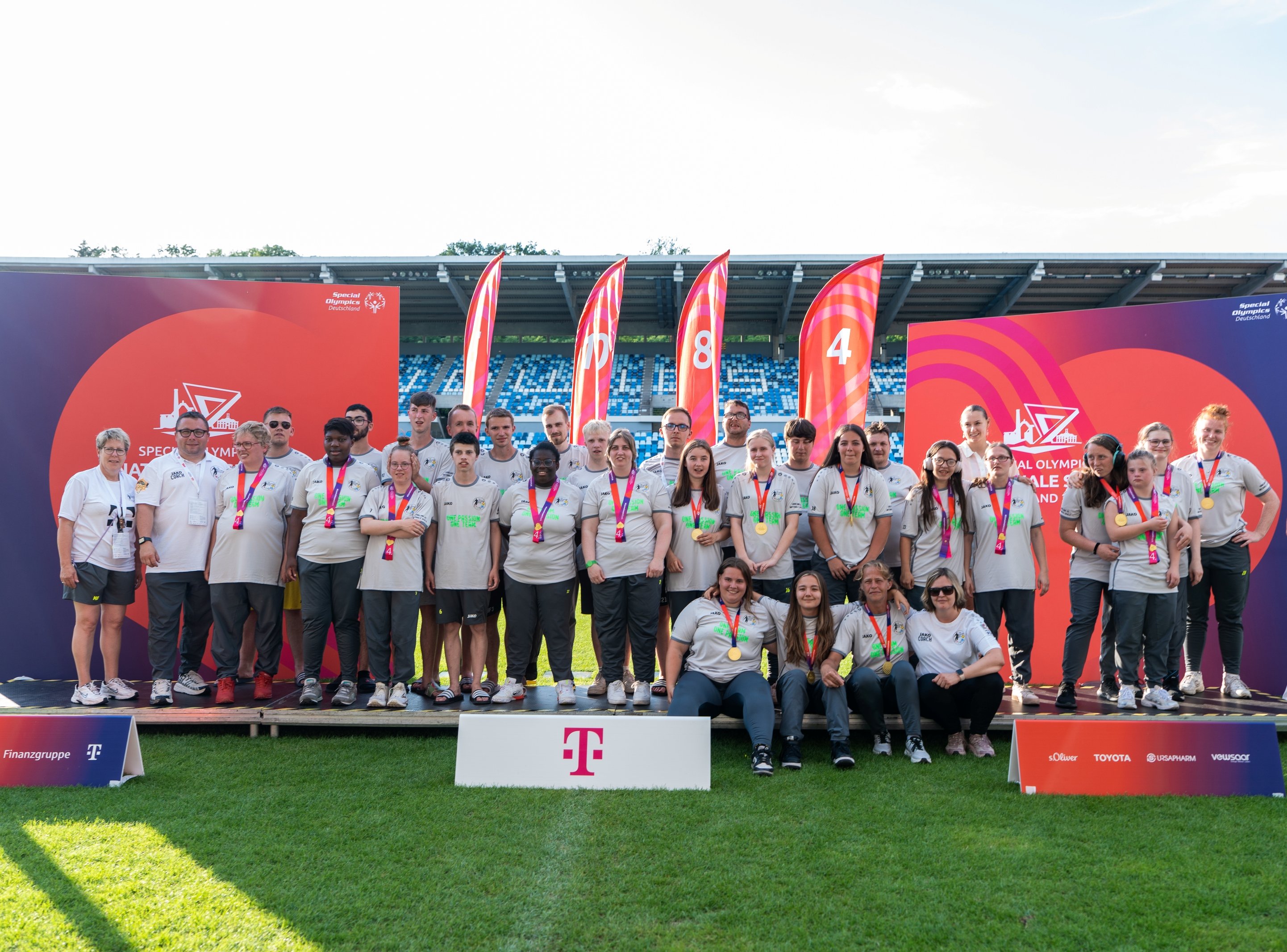 Großes Gruppenbild mit den Fußballern des Vereins, die ihre Medaillen tragen