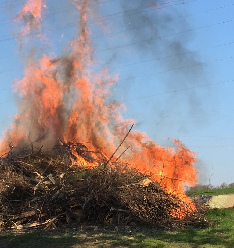 Zum Osterfeuer auf dem Klosterberghof kamen viele Gäste.