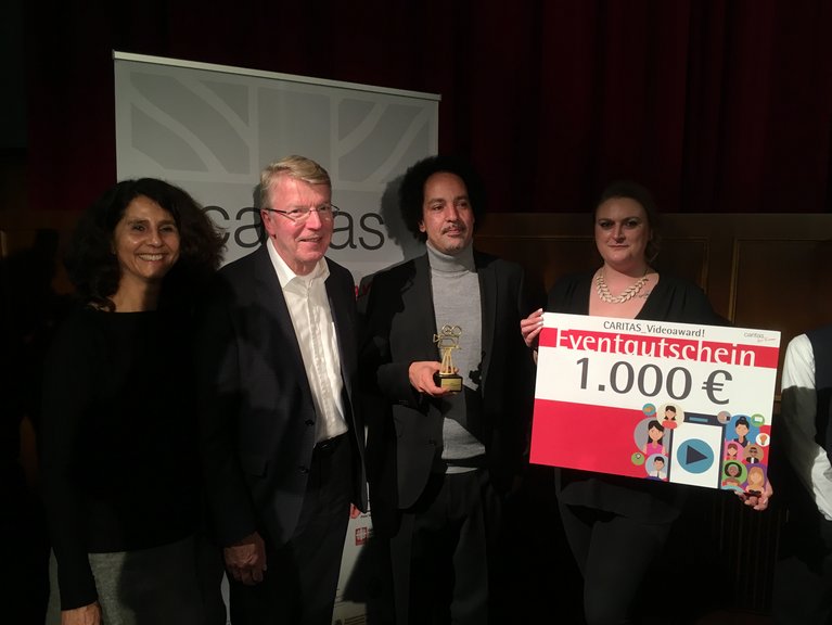 Bürgermeister Britz überreichte dem Hotel-Team den Award.