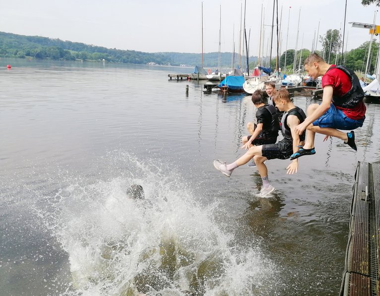 Die Kanu-AG findet im Sommer am See statt. Ein Sprung ins Wasser gehört dazu.