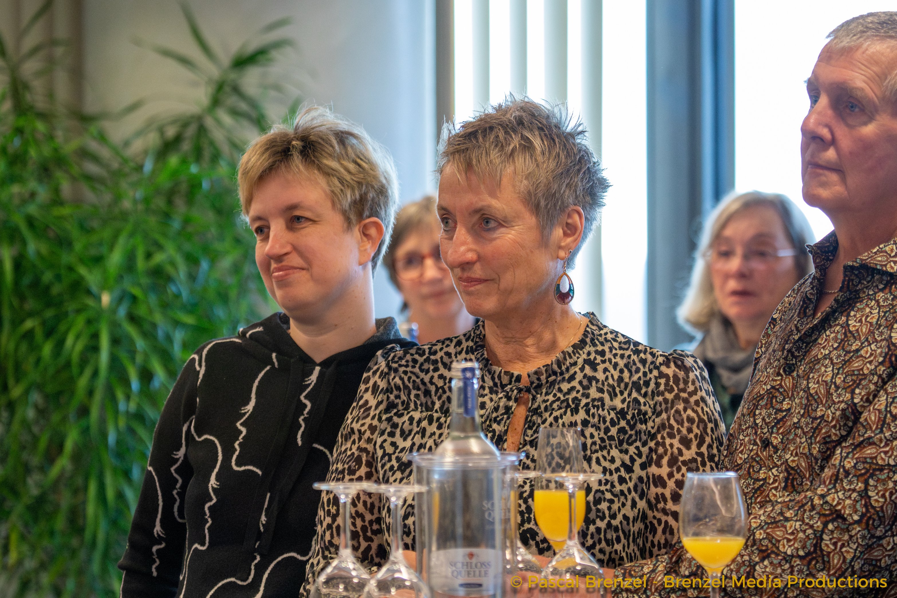 Susanne Buers hört mit Tochter und Mann der Laudatio zu