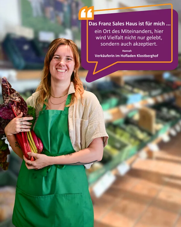 Mitarbeiterin aus dem Hofladen mit Mangold im Arm