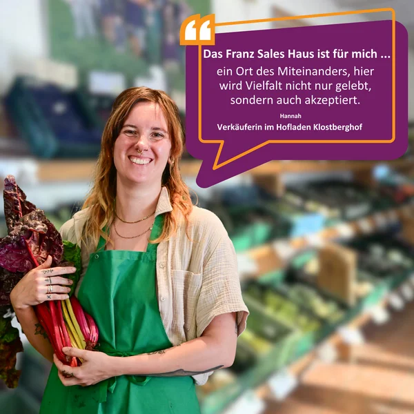 Junge Mitarbeiterin im Hofladen hält frisch geernteten Mangold in den Händen