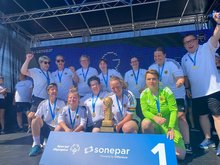 Teamfoto der Fußballerinnen auf dem Siegerpodest