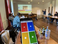 Spielerisch lernen: Mit OER-Software können die Mitarbeiter künftig berufliche Bildungsinhalte digitalisieren. Und den Lernerfolg anschließend z. B. durch ein Quiz überprüfen.