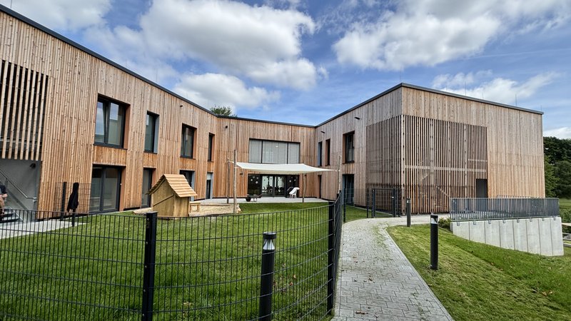 Das Haus Auszeit mit seiner Holz-Fassade von außen