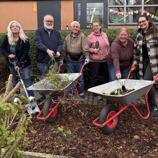 Mitarbeitende von Westnetz haben beim Social Day Außenanlagen der Heimstatt Engelbert mit neuen Pflanzen verschönert.