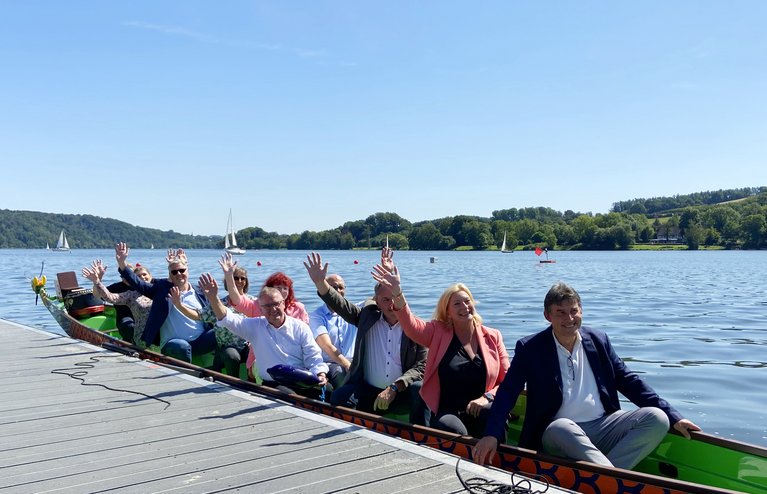Inklusion ist: Wir sitzen alle in einem Boot. Die Ehrengäste wollten das mit ihrem Gruppenfoto verdeutlichen. 