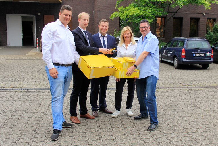 Die neue Zusammenarbeit stellten Dr. Ann-Katrin Glüsing, Geschäftsführerin der Werkstätten, Dominik Nau und Jens Gehrmann (2. u. 3. v.l.) von der Deutschen Post gemeinsam mit zwei BBB-Teilnehmern vor.