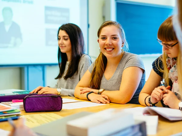 Schülerinnen lernen gemeinsam