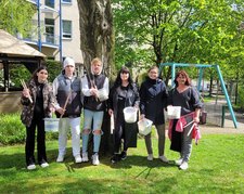 Die Jugendlichen befreiten die Umwelt von vielen Zigarettenkippen.