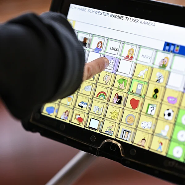 Finger tippt auf einen Talker