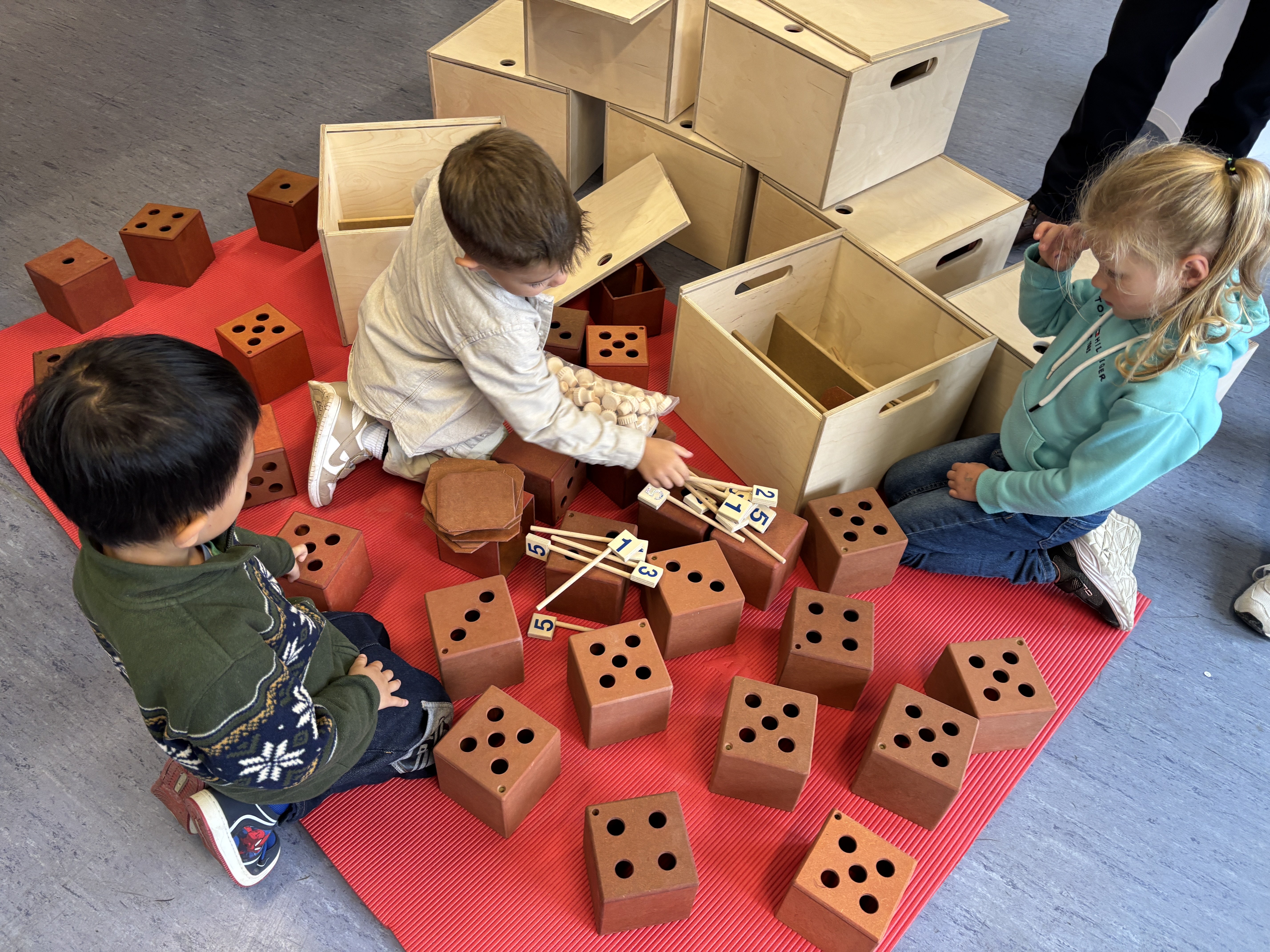 Kinder spielen mit den Mathe-Kisten