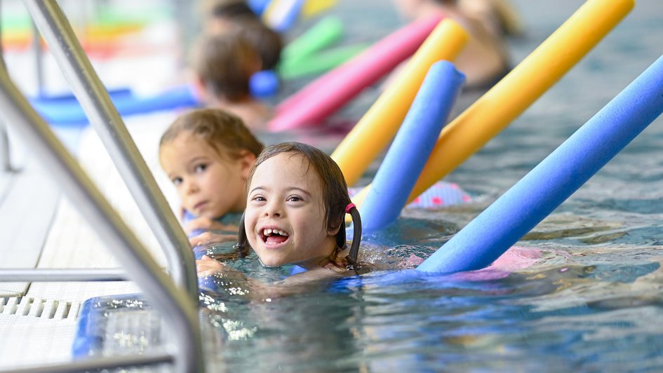 Kinder im Schwimmbad