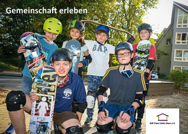 Skatende Kinder, dazu die Schrift "Gemeinschaft erleben"