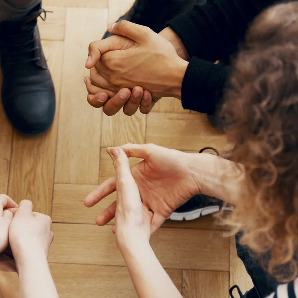 Beim Elternabend sitzen Eltern im Kreis und tauschen sich aus.