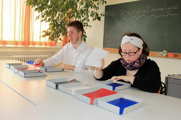 Teilnehmer einer Potenzialanalyse sortieren bei einer Aufgabe verschiedene Themen